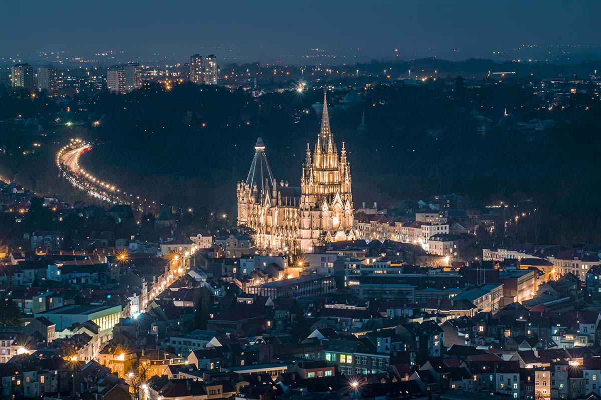 Nachtelijke pracht van de Onze-Lieve-Vrouwekerk in Laeken, Brussel