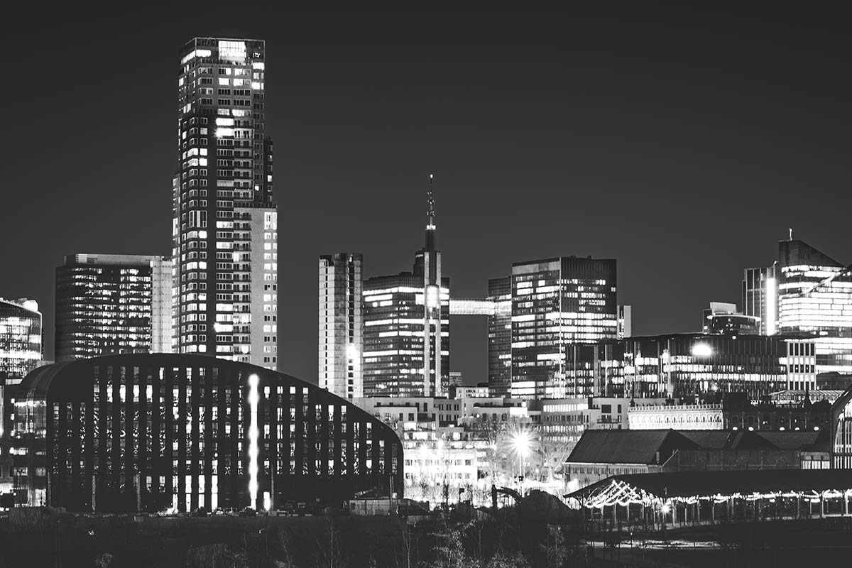 De skyline van het zakendistrict Brussel bij nacht | Zwart-Wit