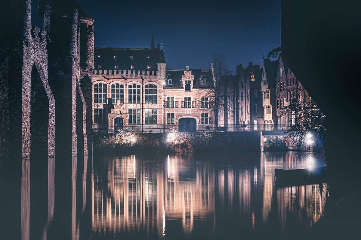 Nachtopname van de Middeleeuwse huisjes nabij het Gravensteen in de stad Gent