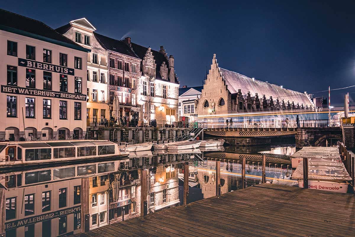 Nachtopname van het Waterhuis aan de Bierkant in de stad Gent