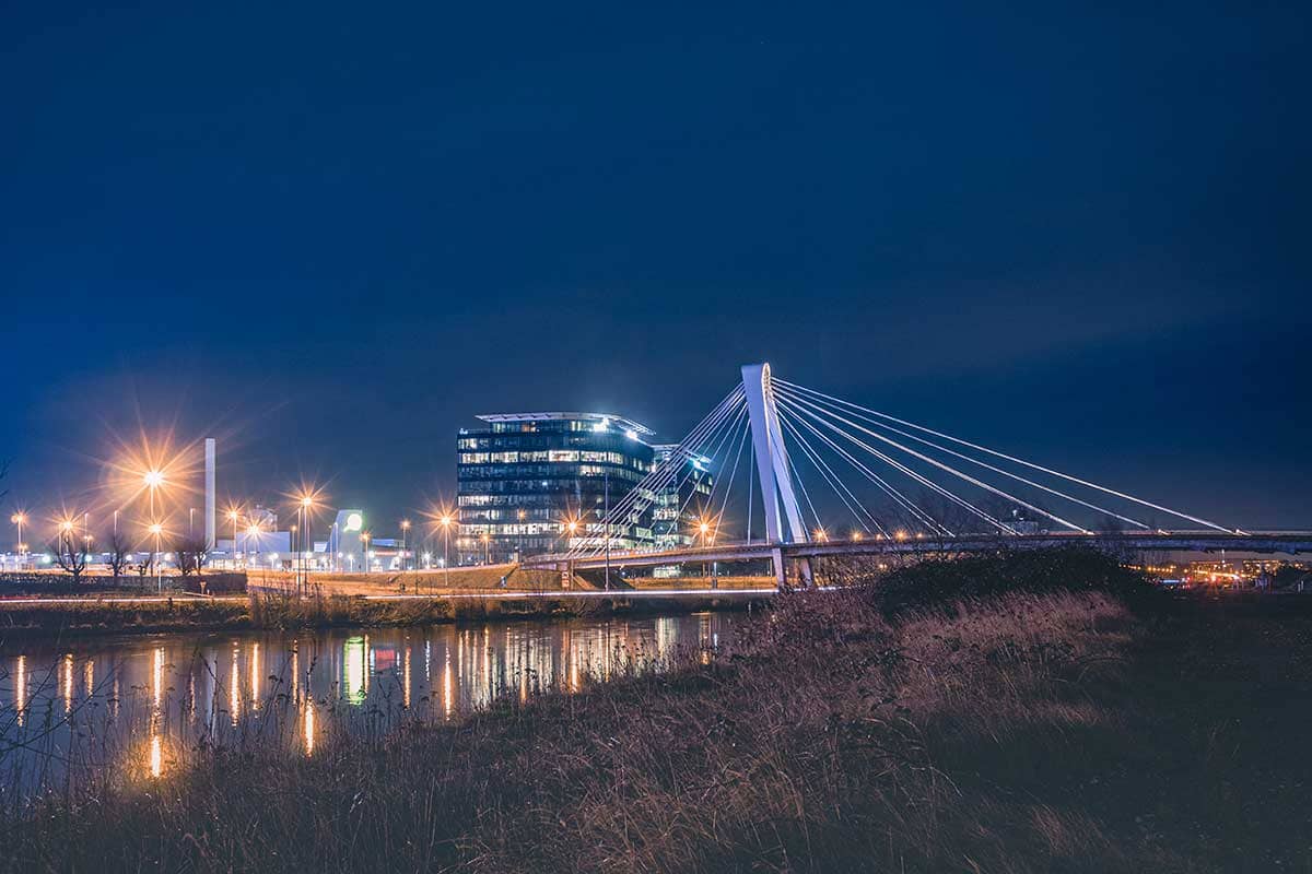 Zicht op de Ottergembrug in Gent tijdens een heldere avond