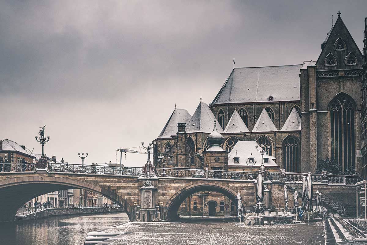 Sint Michielskerk onder wit laagje | Stadsfotografie