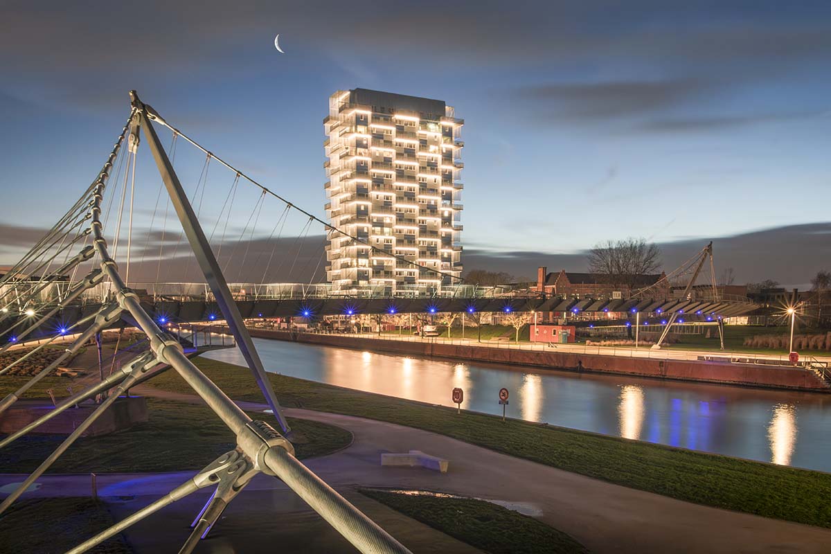 Collegebrug met K-tower in Kortrijk bij valavond