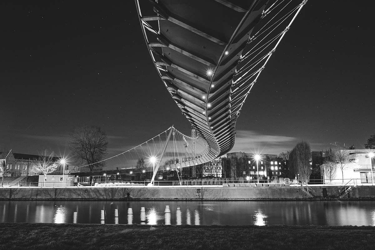 Collegebrug aka Slangenbrug bij Buda Beach Kortrijk | Nachtfotografie | Zwart-Wit