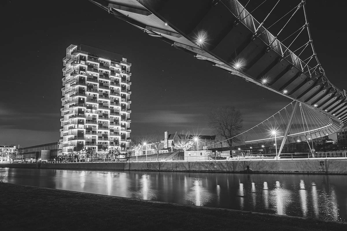 Collegebrug leidt de weg naar K-tower, Kortrijk | ZwartWit