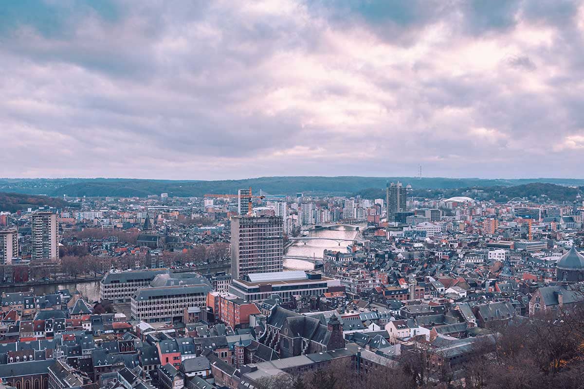 Uitzicht over de skyline van de stad Luik en de rivier de Maas