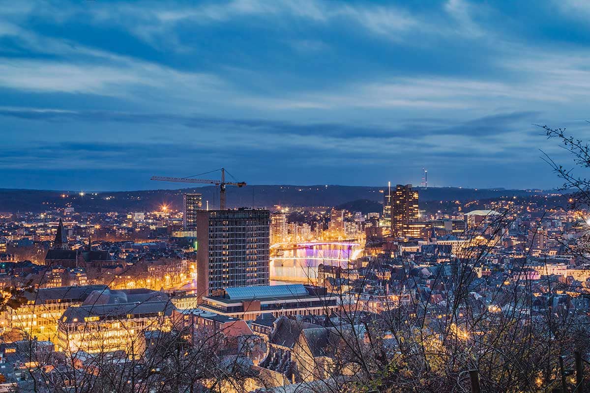 Uitzicht over het kleurrijk verlichte Luik vanaf de citadel tijdens blue hour