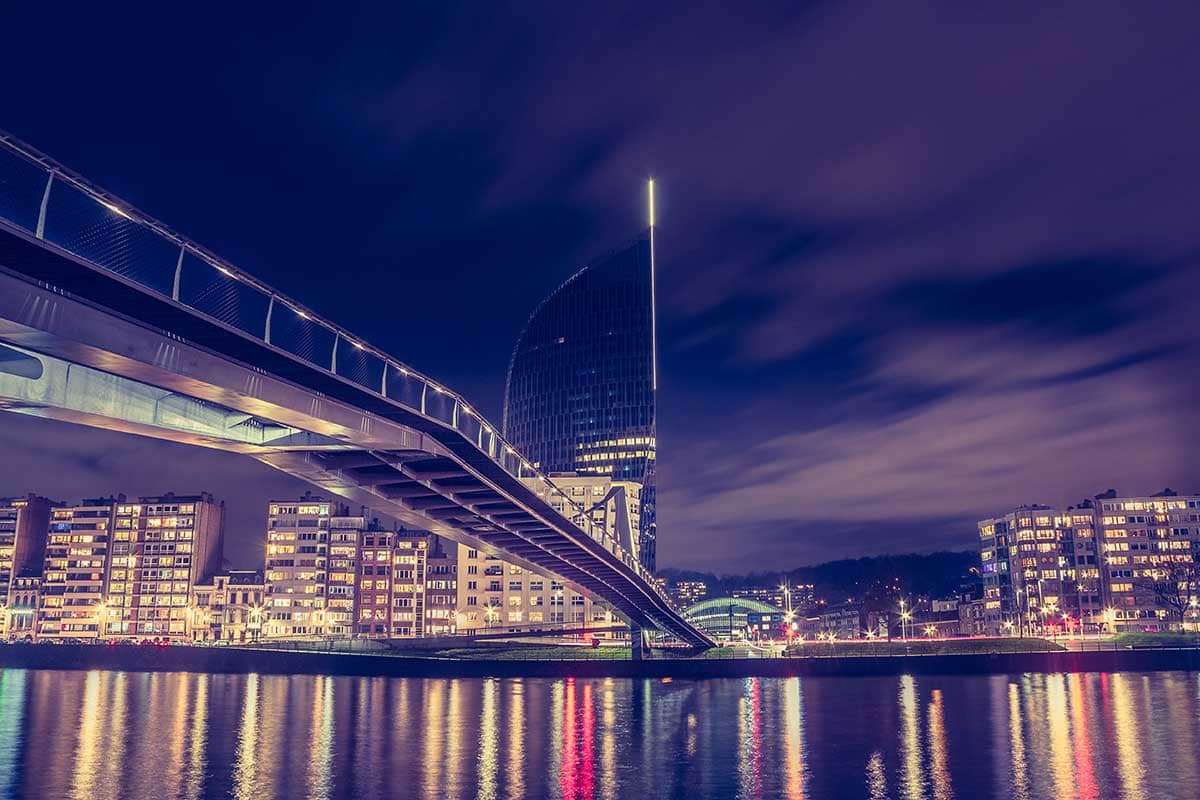 Passerelle La Belle Liégeoise met reflecties bij nacht | Stadsfotografie | Nachtfotografie