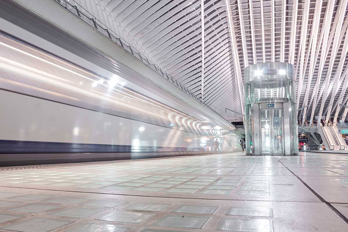 Aankomende trein in het hypermoderne station Luik Guillemins