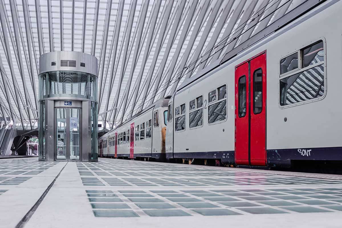 Stilstaande trein aan het perron in station Luik - Guillemins | city photography