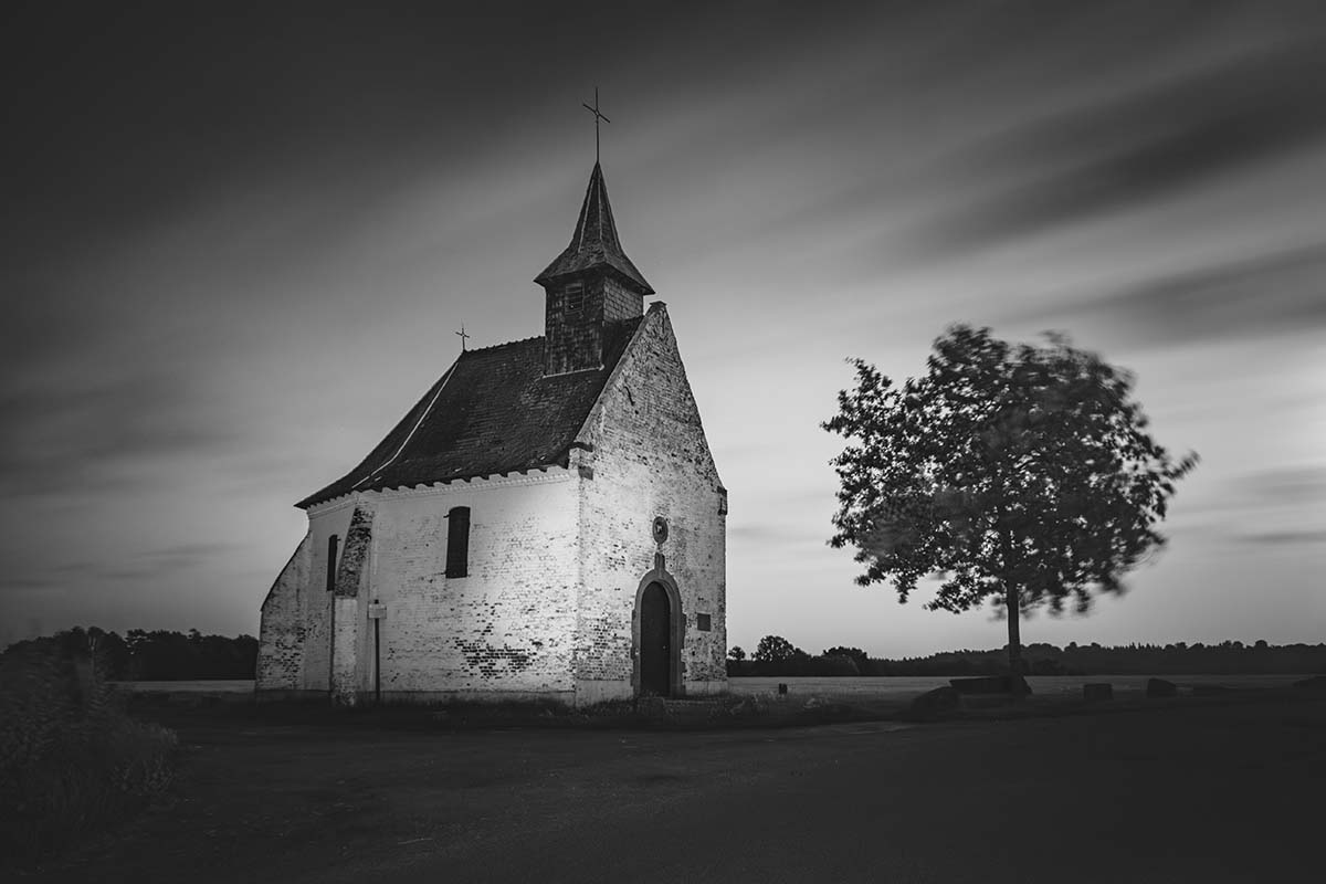 Kapel Try-au-Chêne verlicht door de maan in Zwart-Wit | Nachtfotografie |