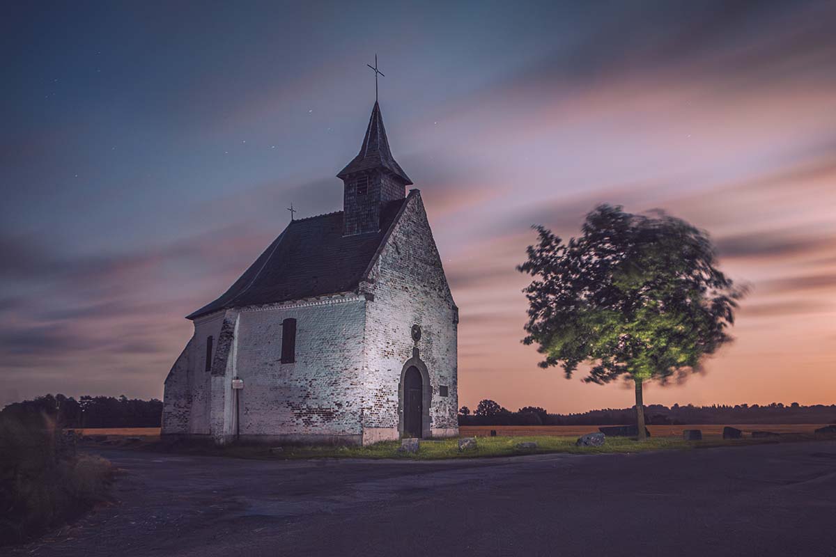 Kapel Try-au-Chêne verlicht door de maan | Nachtfotografie