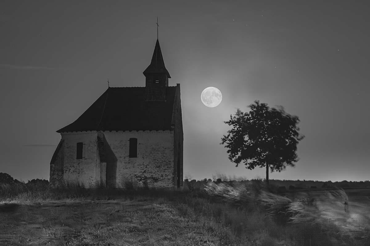 3 op een rij - kapel - maan - boom | Zwart-Wit