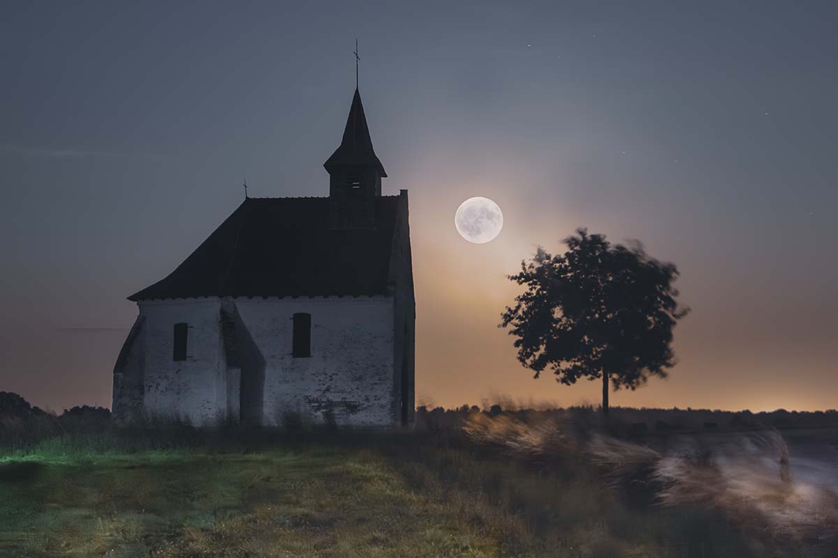 3 op een rij - kapel - maan - boom | Kleur