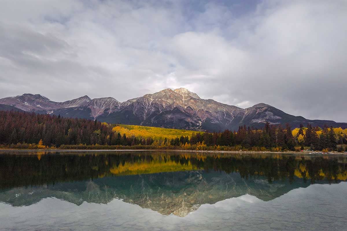 Patricia Lake en Pyramid Mountain in Jasper, Canada