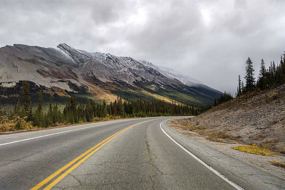 Icefields Parkway snelweg tussen Jasper en Banff Nationaal Park