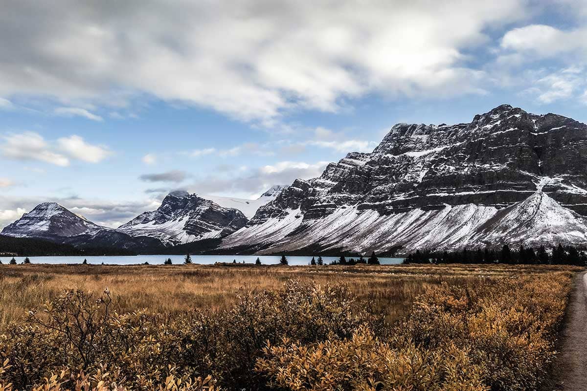 Bow Lake met bergen in Alberta, Canada