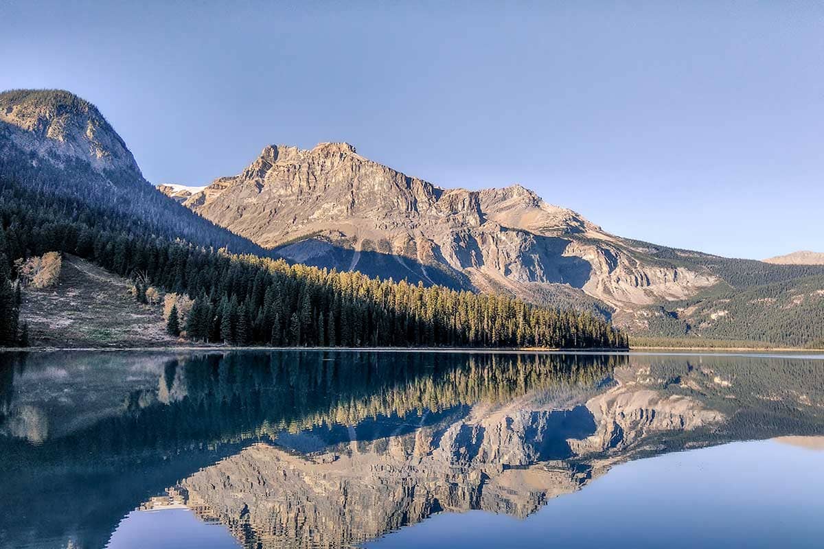 Weerspiegeling van berg in Emerald Lake, Yoho National park, Canada