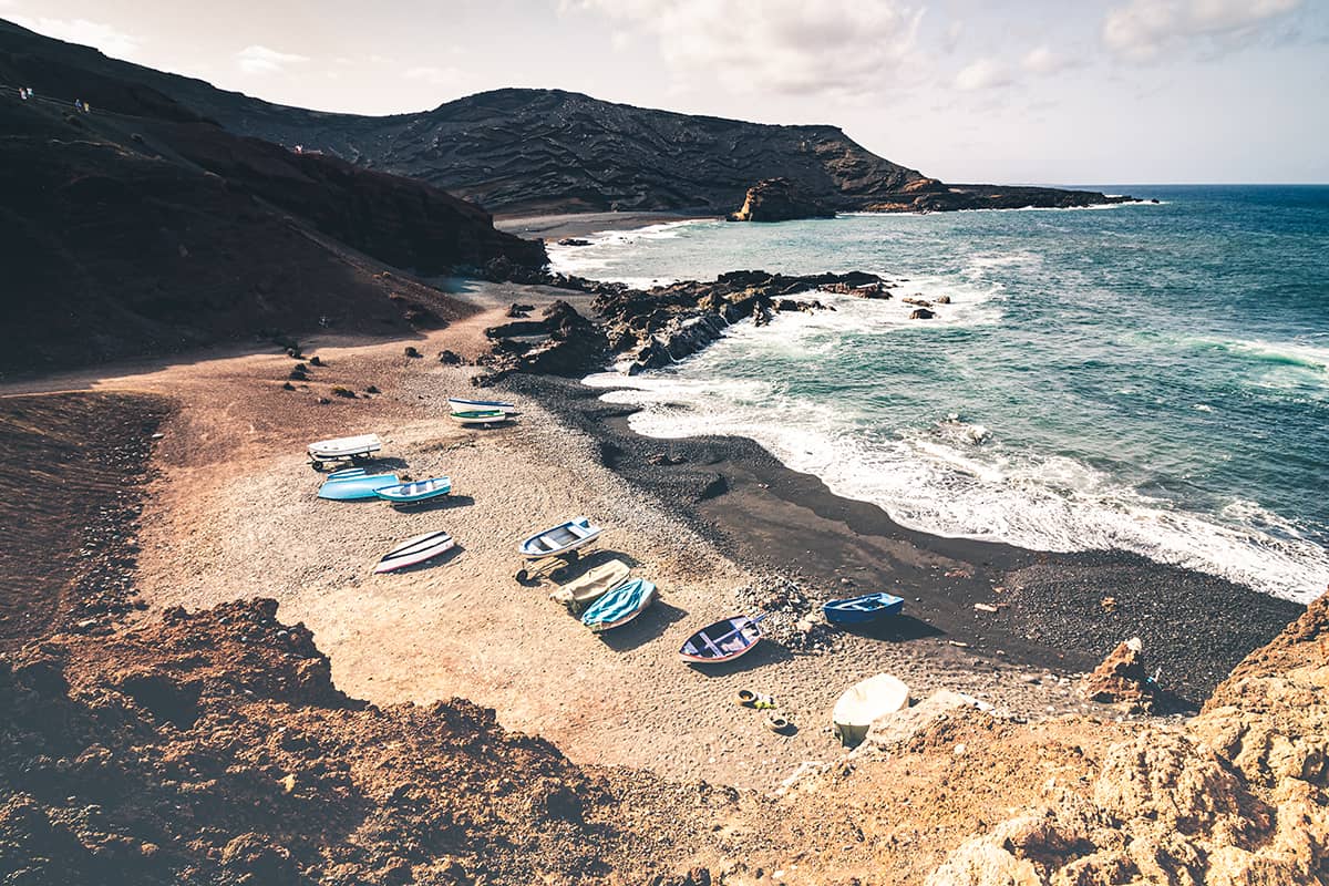 Roeibootjes op het strand bij El Golfo | Lanzarote | Reisfotografie