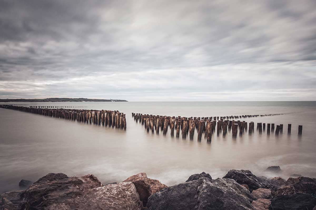 Long exposure van opaalkust bij Cap Gris Nez met mosselpalen in het water