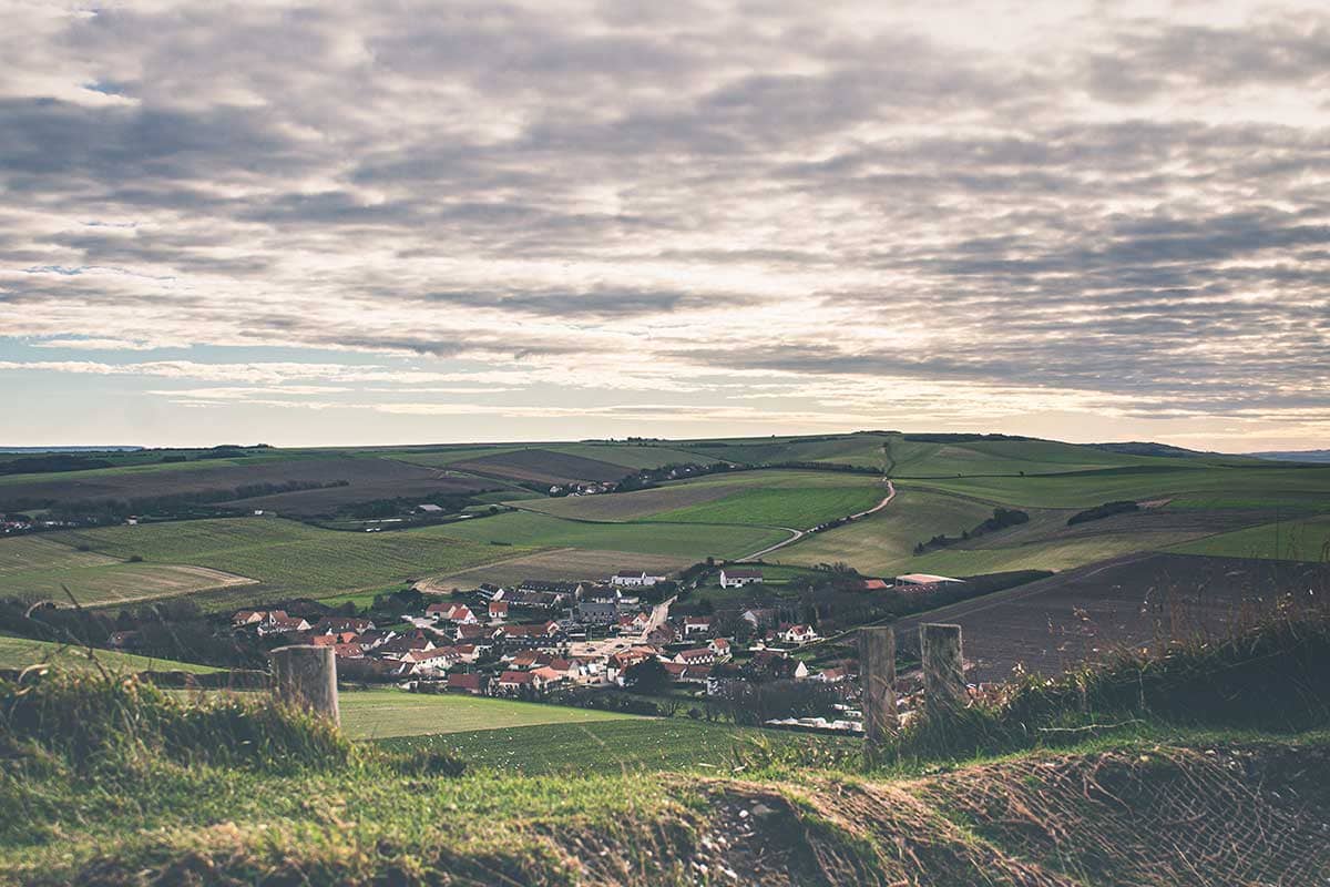 Heuvelachtig landschap met dorp | Landschapsfotografie | Reisfotografie | Reisfotografie