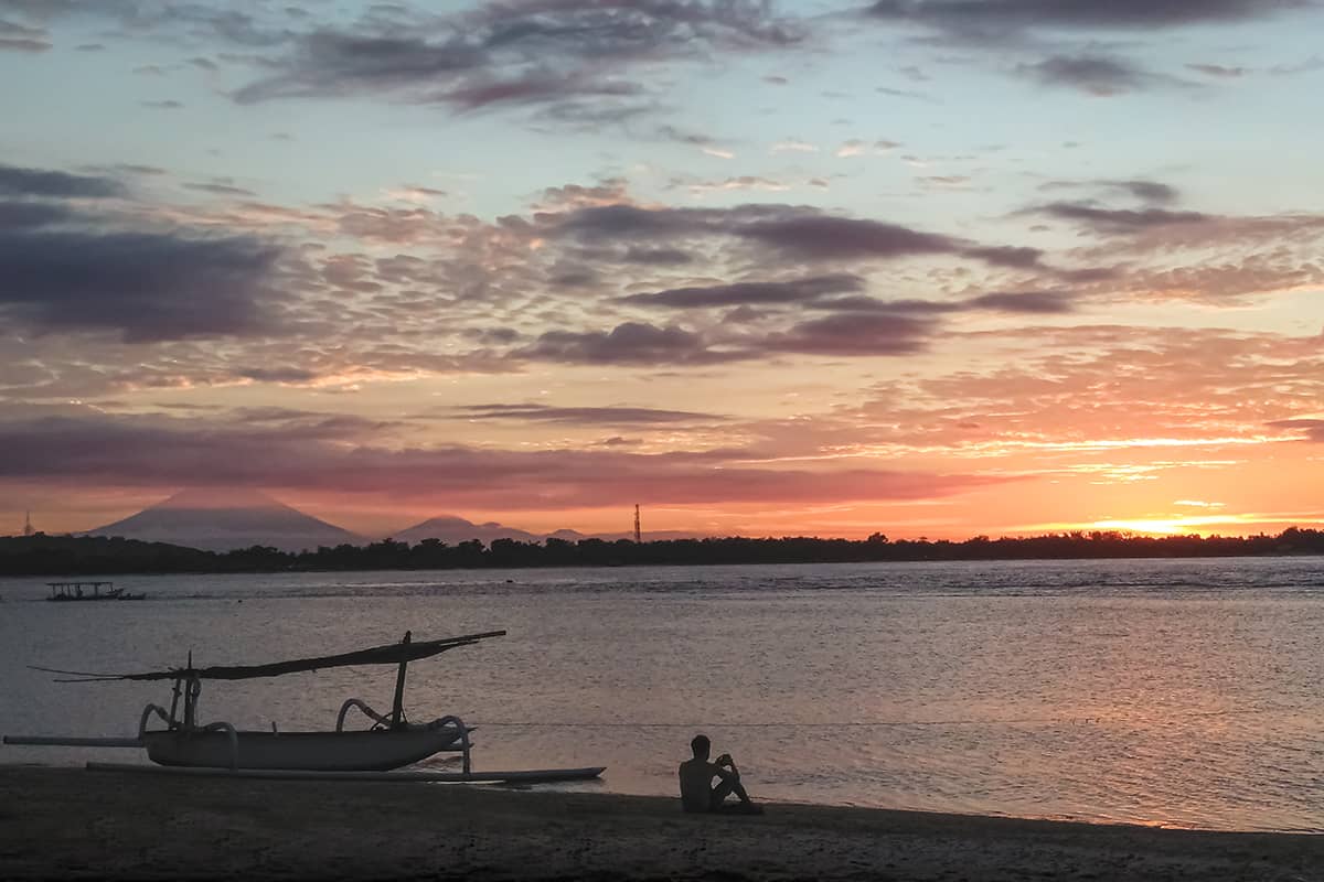 Zonsondergang op het strand van het Indonesische eiland Gili Air