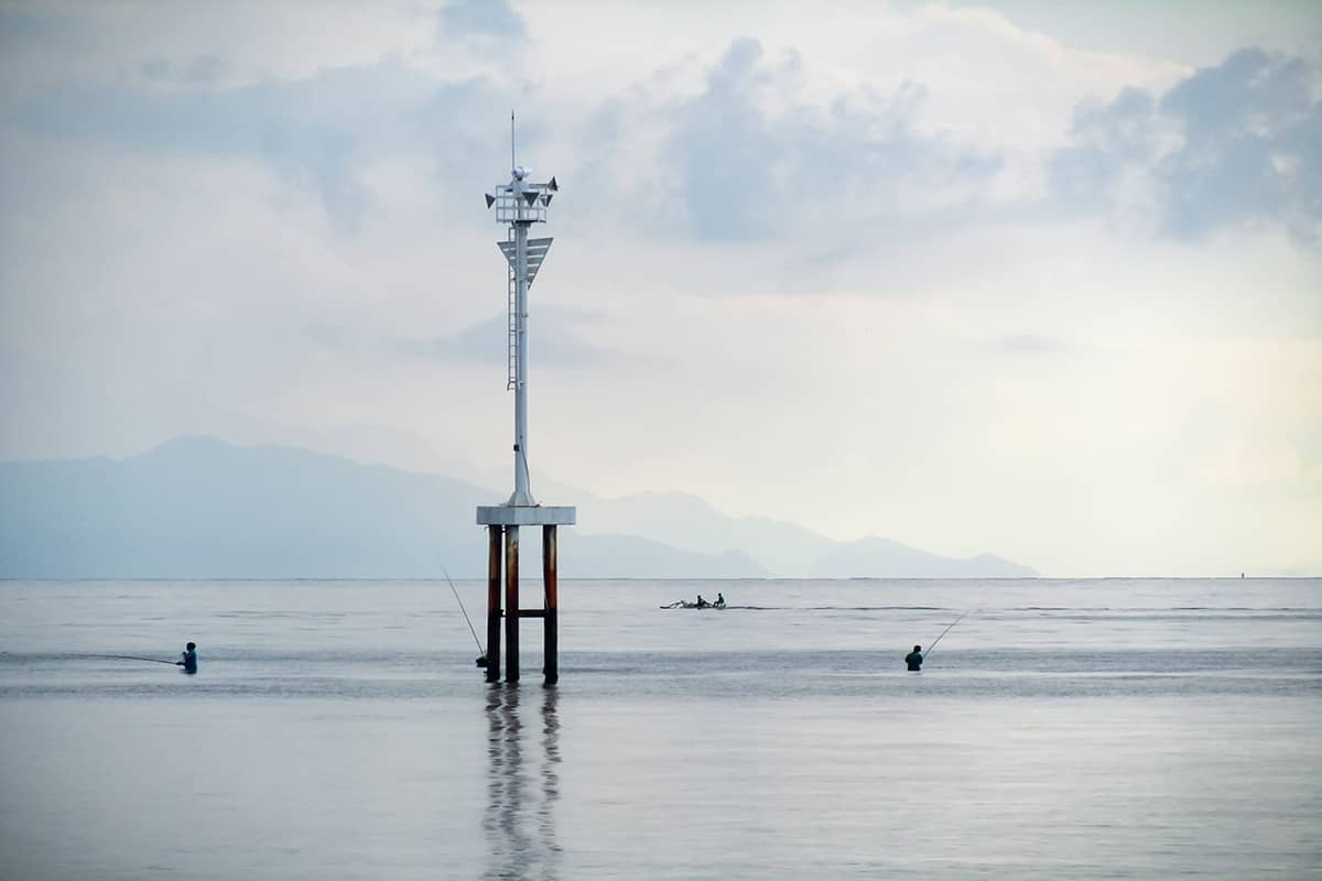 Vissers in de zee bij Lovina Beach, Bali