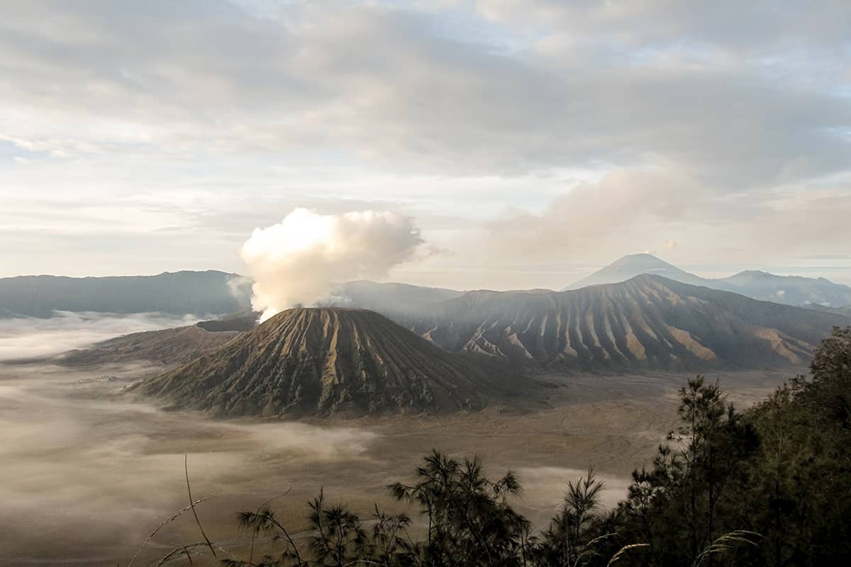 Bromo vulkaan met rookwolk op Indonesisch eiland Java