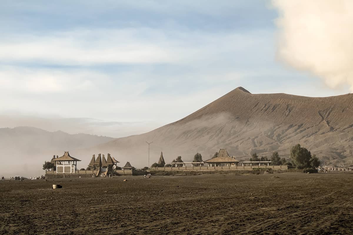 Hindu tempel op zandvlakte | Landschap | Reisfotografie