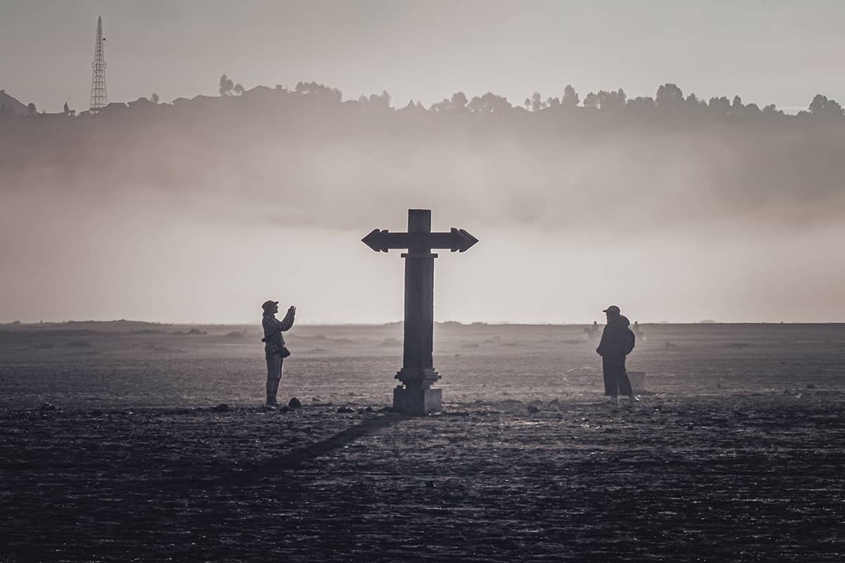 Silhouet van kruisbeeld in mist | Landschap | Reisfotografie