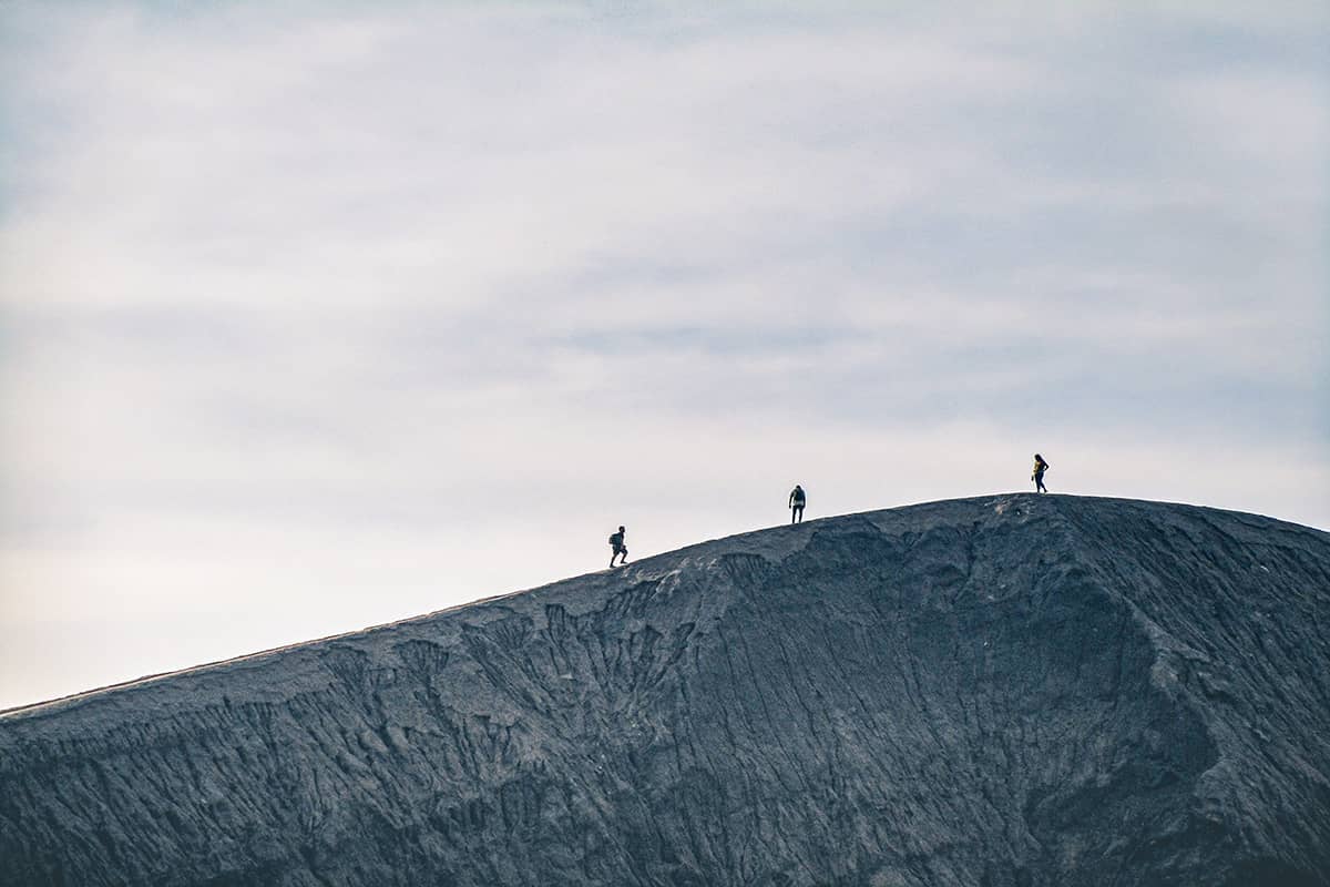 Wandelaars op de rand van de Bromo Vulkaan