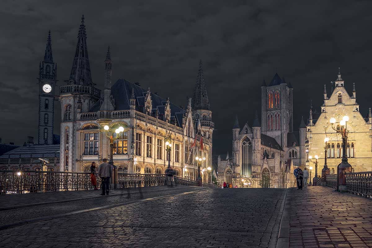 Nachtopname van historisch centrum vanop Sint Michielsbrug, Gent