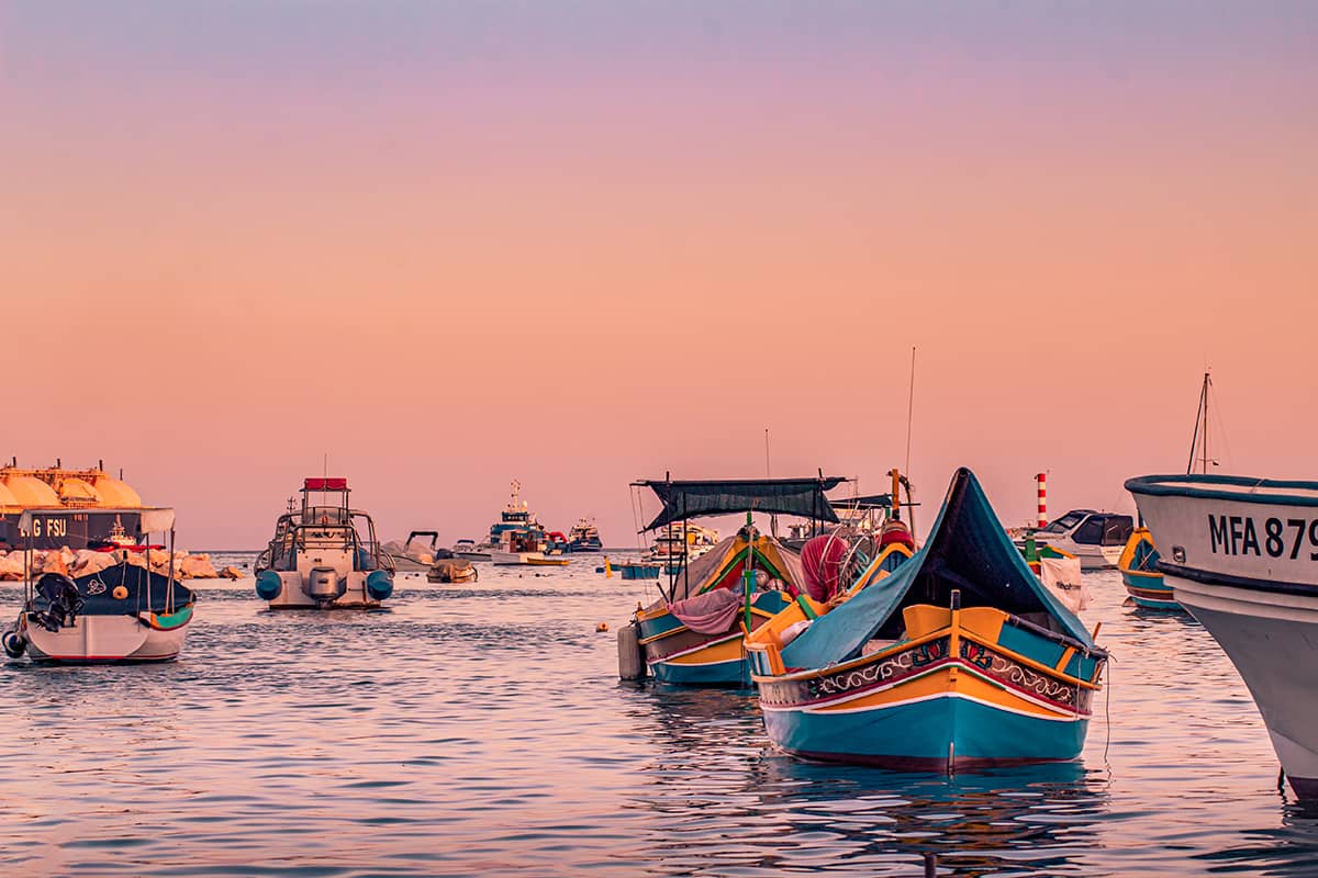 Traditionele Maltese vissersbootjes bij zonsondergang | Landschap