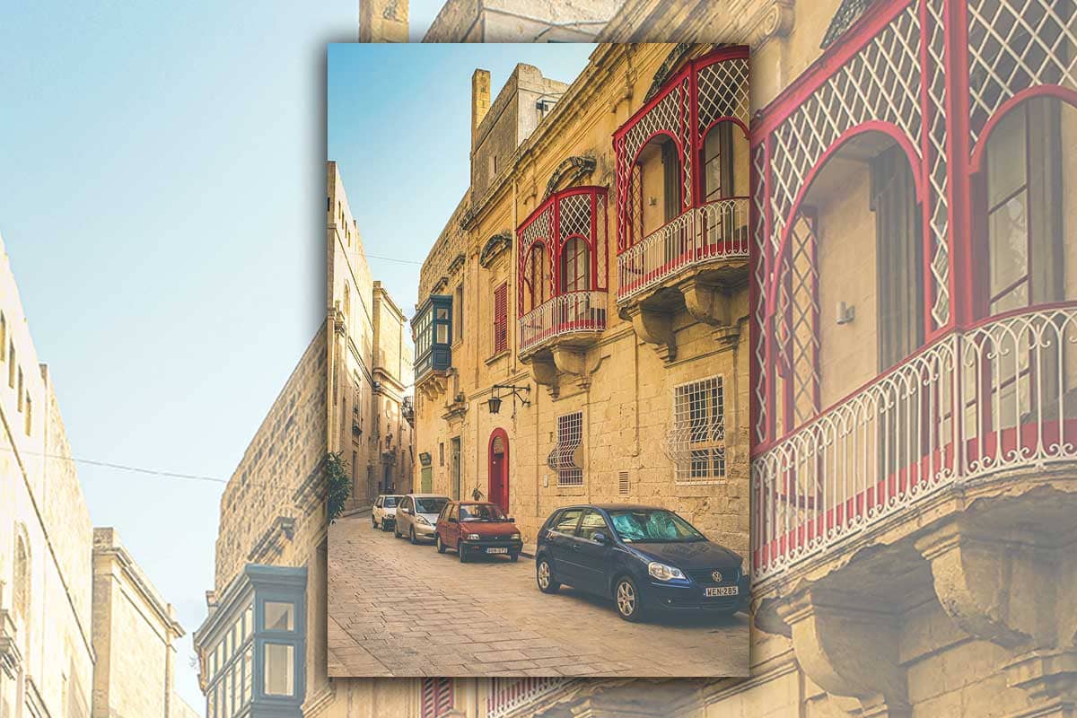 Straatbeeld Mdina met kleurrijke balkons | Reisfotografie