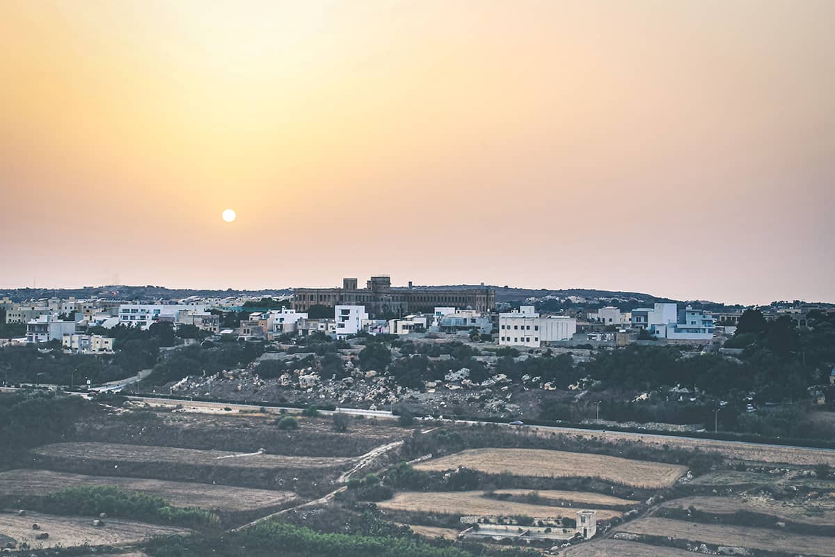 Zonsondergang met zicht op dorp Mtarfa | Reisfotografie