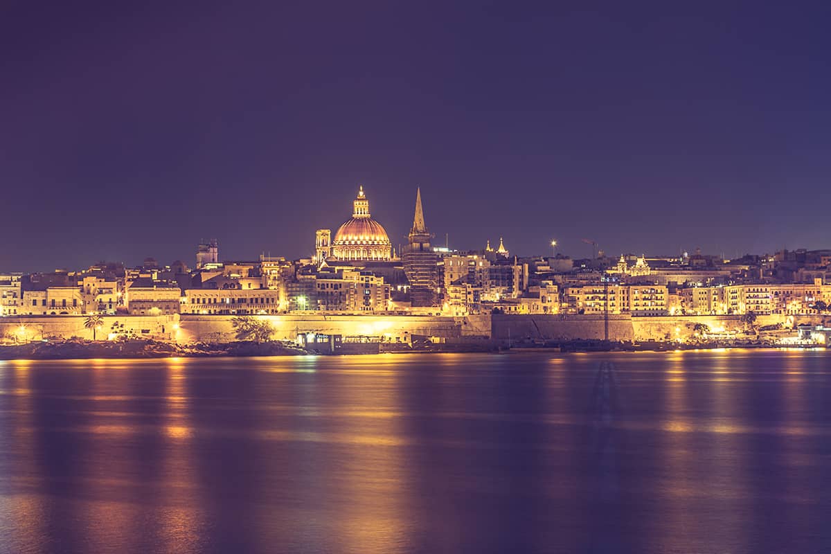 Valletta cityscape bij nacht II