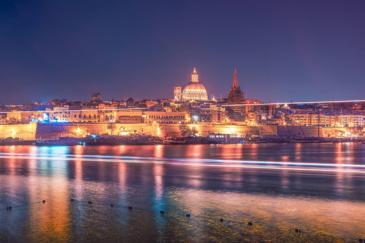 Valletta cityscape met lighttrails bij nacht I