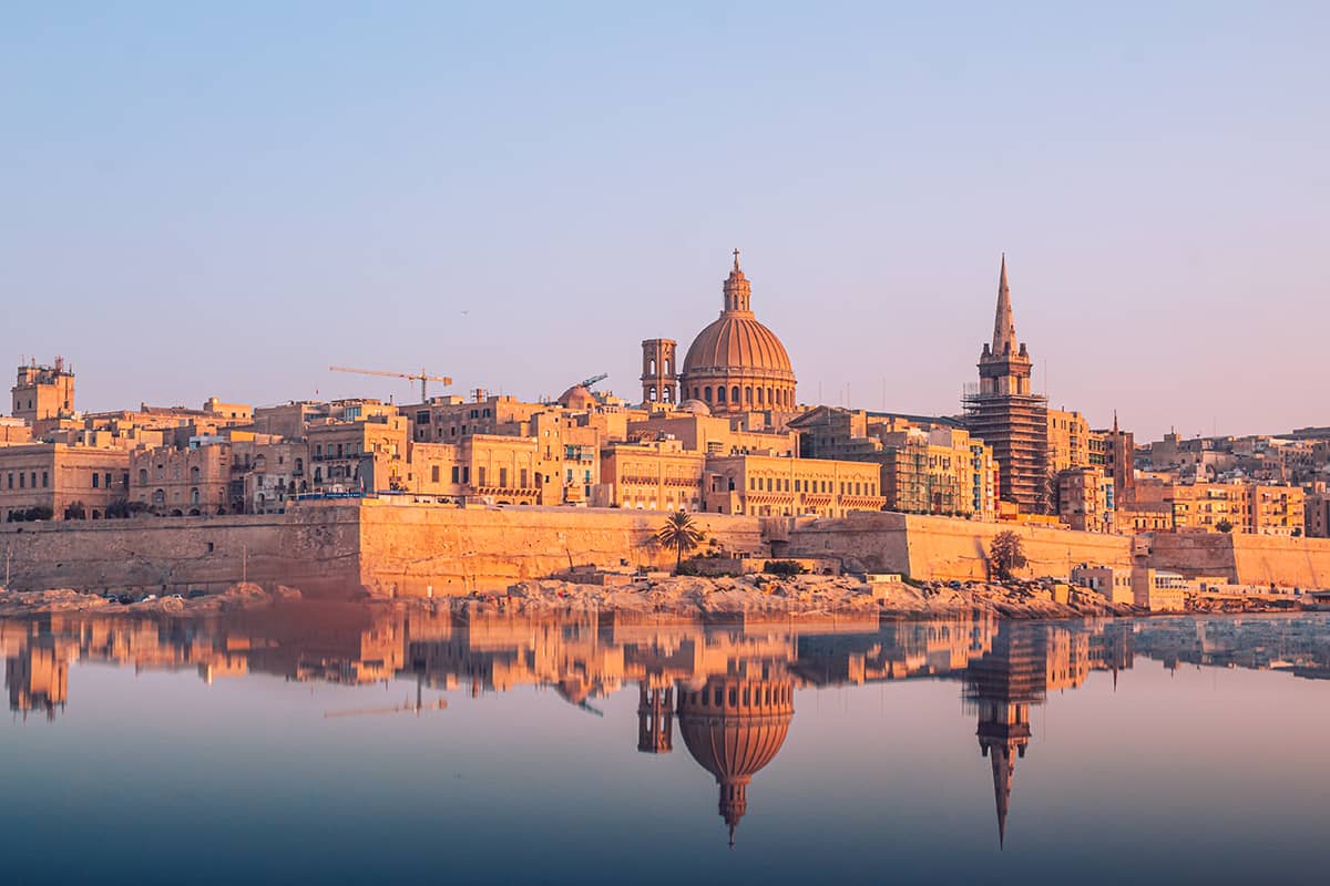 Valletta skyline reflectie