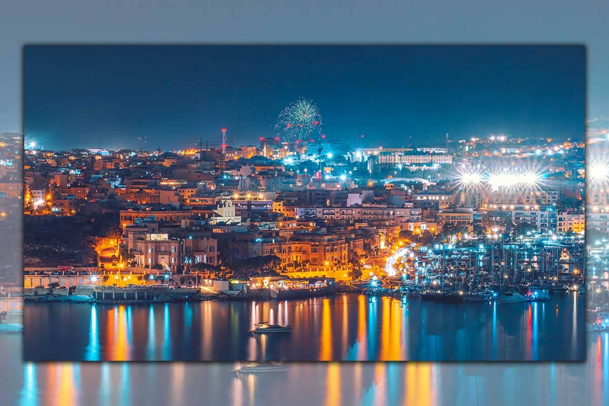 Feestelijk vuurwerk boven de skyline van Sliema in Malta