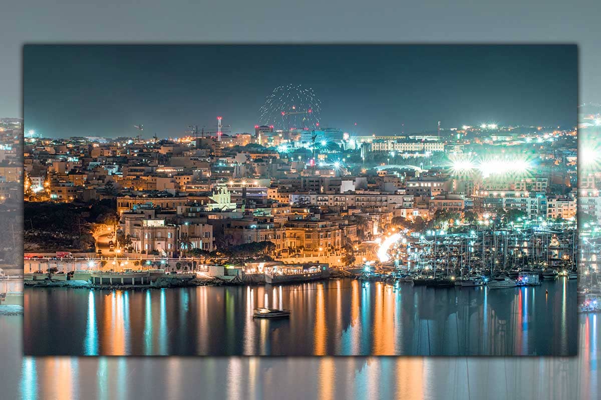 Feestelijk vuurwerk boven de skyline van Sliema in Malta