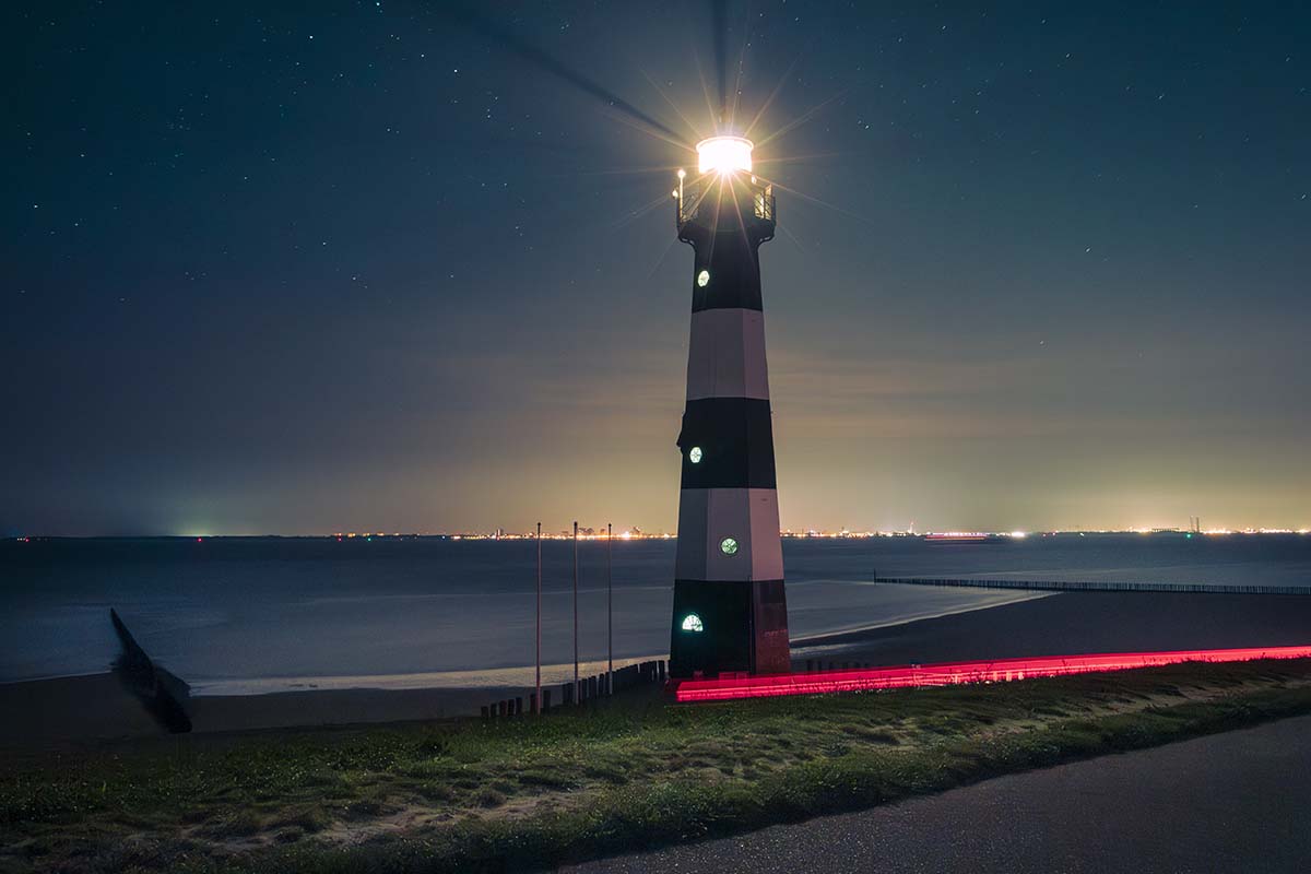 Vuurtoren Breskens met lichtsporen in de nacht