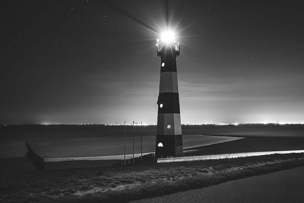 Vuurtoren Breskens met lichtsporen in de nacht | Zwart-wit