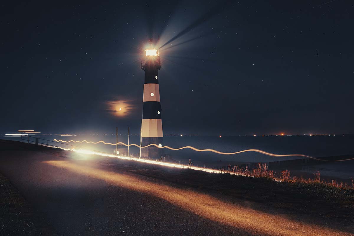 Vuurtoren Breskens met lichtsporen in het maanlicht