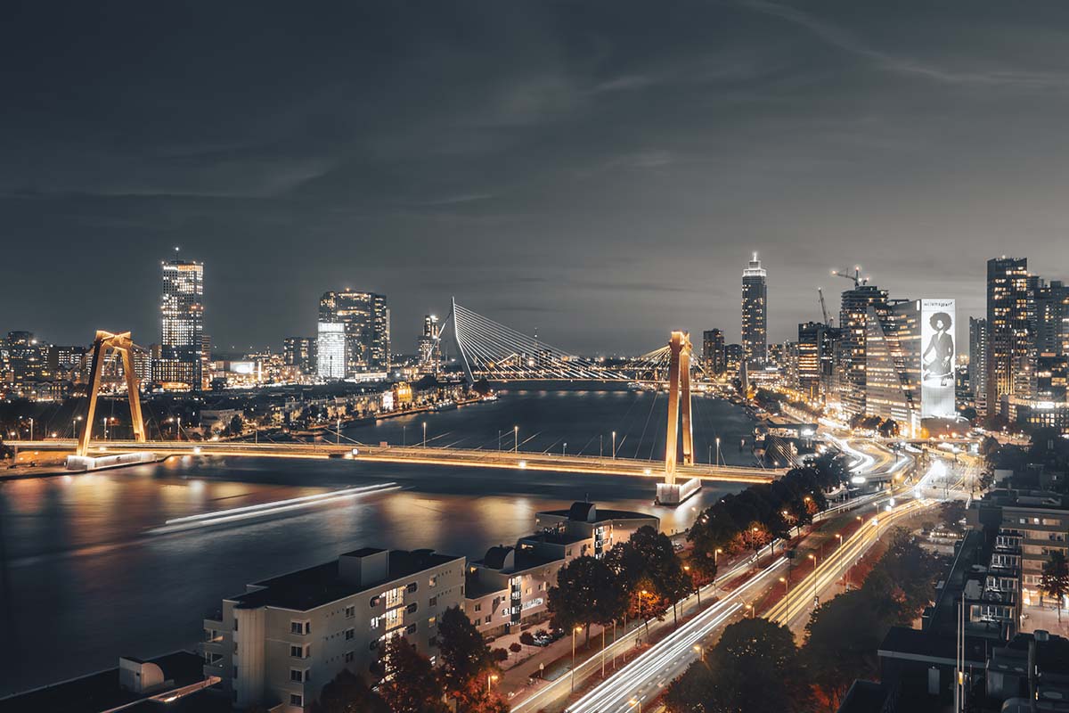 Skyline Rotterdam bij nacht - industrial edit