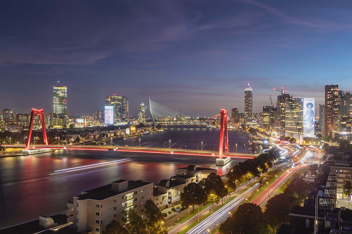 Skyline Rotterdam bij nacht