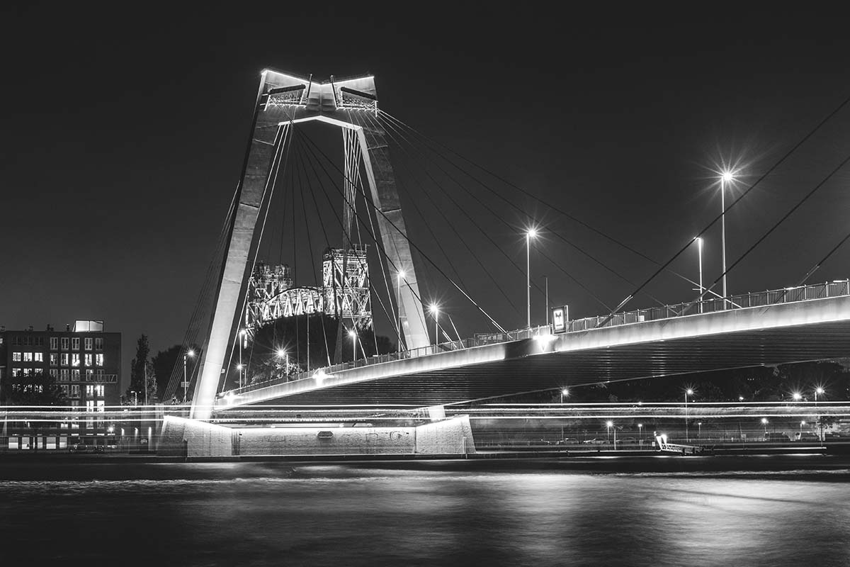 Rotterdam by night - Willemsbrug en De Hef in Zwart-Wit