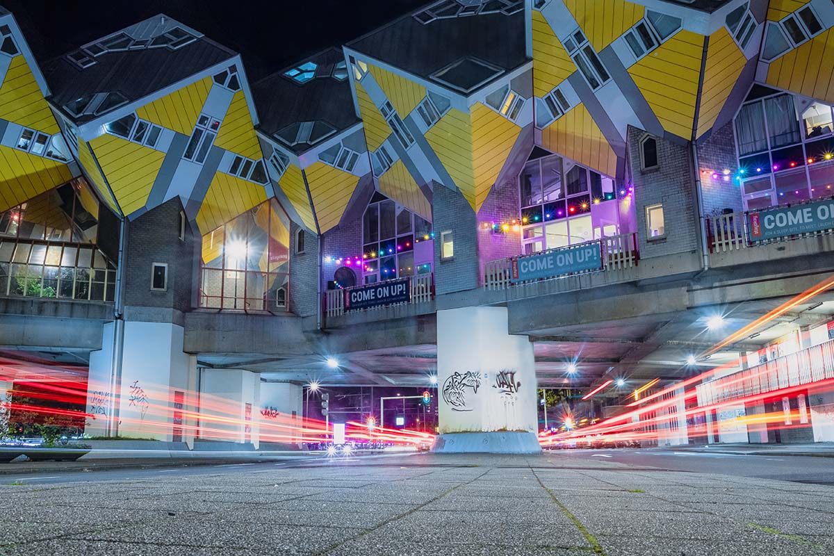 Kubuswoningen bij Blaak Rotterdam met lighttrails