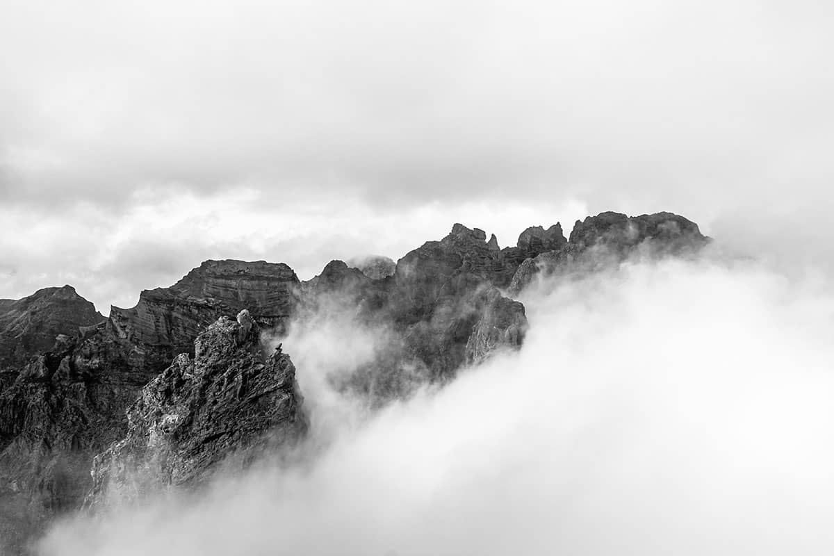 Bergtoppen boven de wolken II | Pico do Areeiro | Madeira | Minimalisme | Zwart-Wit