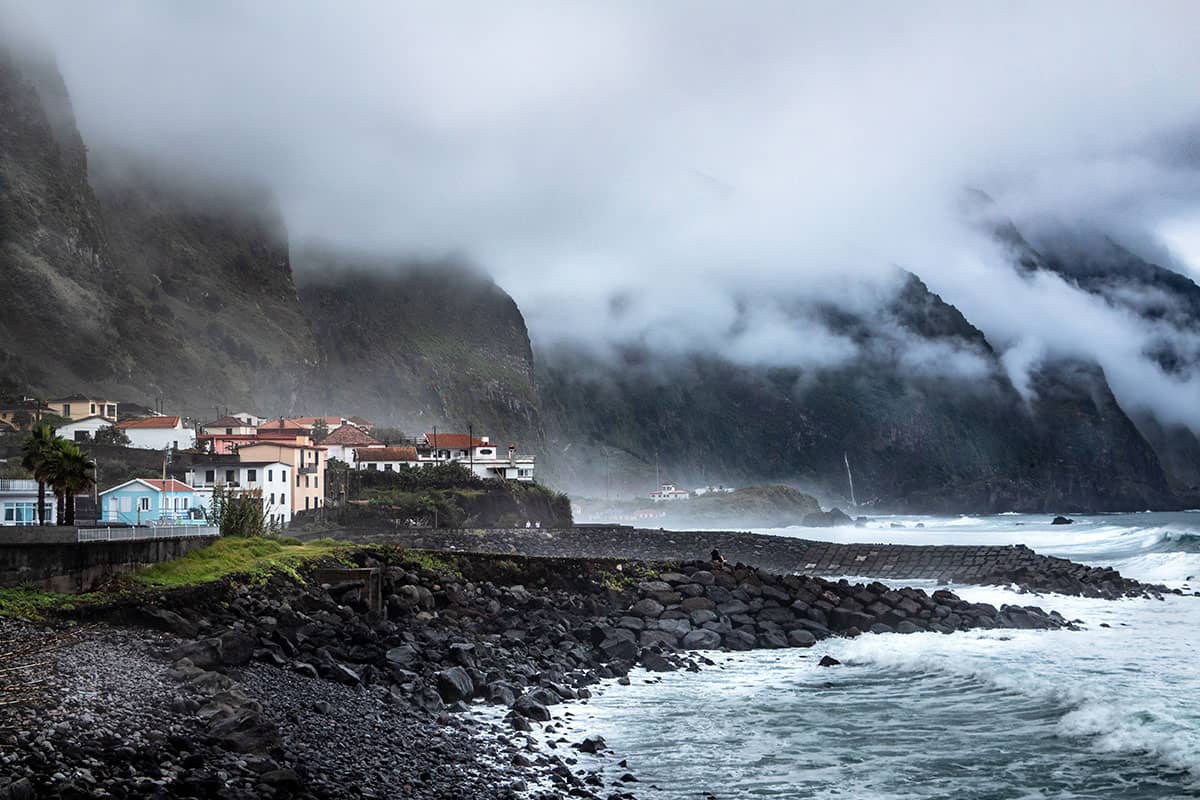 Lage wolken tussen de bergen aan de kust van Madeira | Landschap