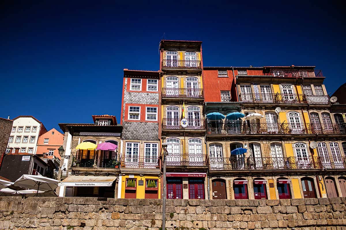 Kleurrijke huisjes langs de Cais da Esitva in het oude stadsgedeelte Ribeira in Porto